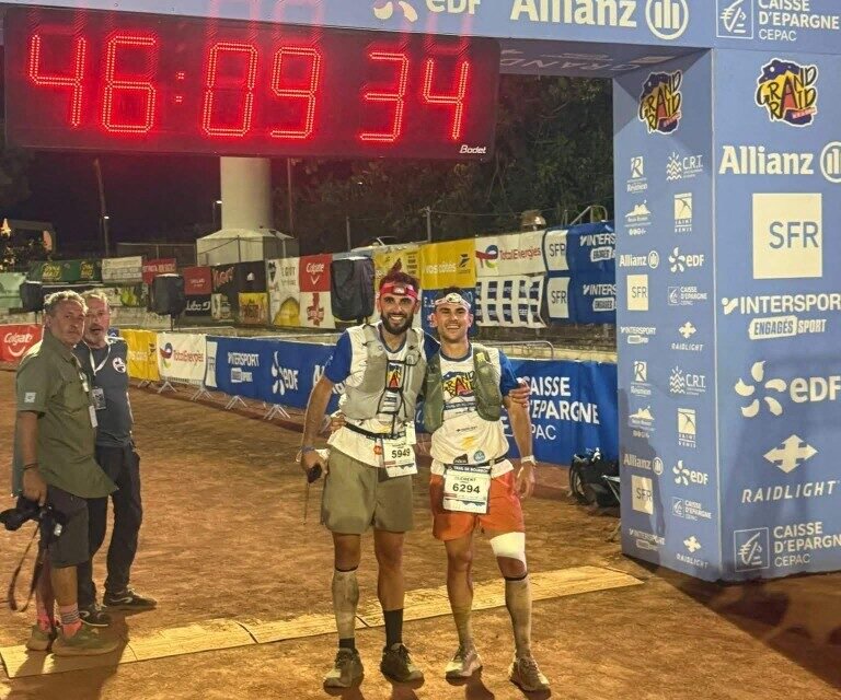 Romain Jannault (à gauche) et son frère Clément ont terminé un ultra-trail à La Réunion.