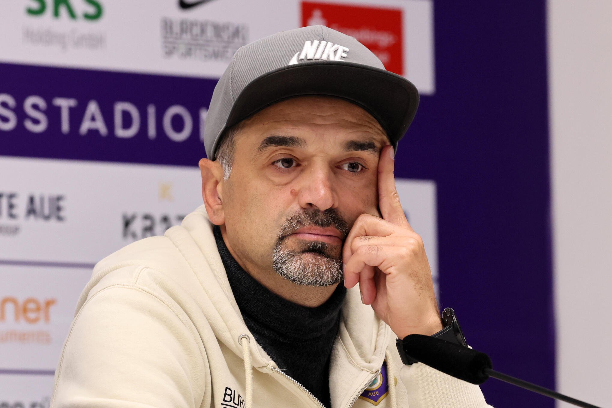 Cheftrainer Khvicha Shubitidze stellte sich vor die Mannschaft.