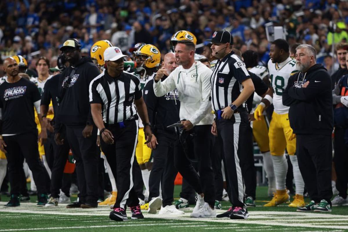 Head coach Matt LaFleur of the Green Bay Packers talks to referee Alex Moore