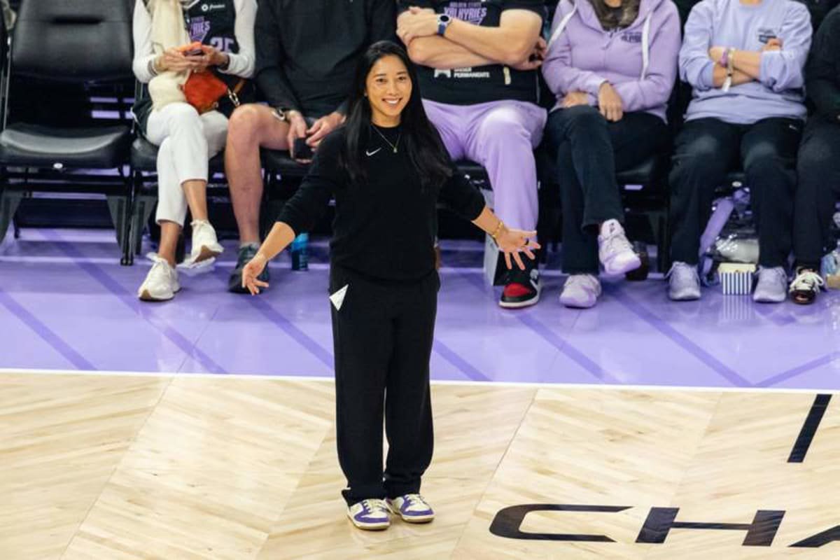 SAN FRANCISCO, CA – AUGUST 19: Head coach Natalie Nakase of the Golden State Valkyries waits to greet the team before a WNBA, Basketball Damen, USA game against the Minnesota Lynx on August 19, 2026 at Chase Center in San Francisco, CA. Photo by Matthew Huang/Icon Sportswire WNBA: AUG 19 Minnesota Lynx at Golden State Valkyries EDITORIAL USE ONLY Icon260819081 ©IMAGO/Icon Sportswire