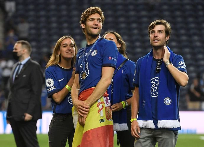 Chelsea&#39;s Marcos Alonso surprises unsuspecting fan after Champions League win | GiveMeSport