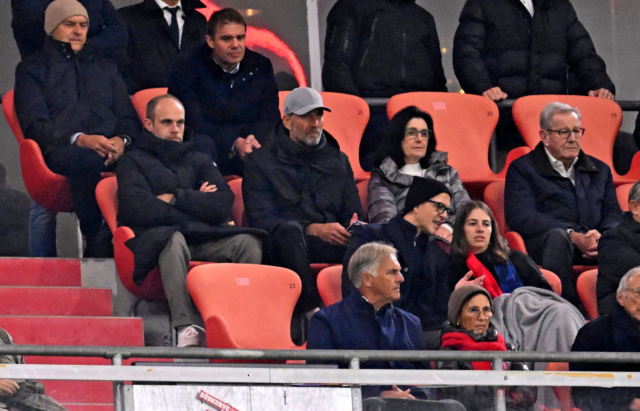 Jürgen Klopp (M., mit Mütze) auf der Tribüne der Allianz Arena