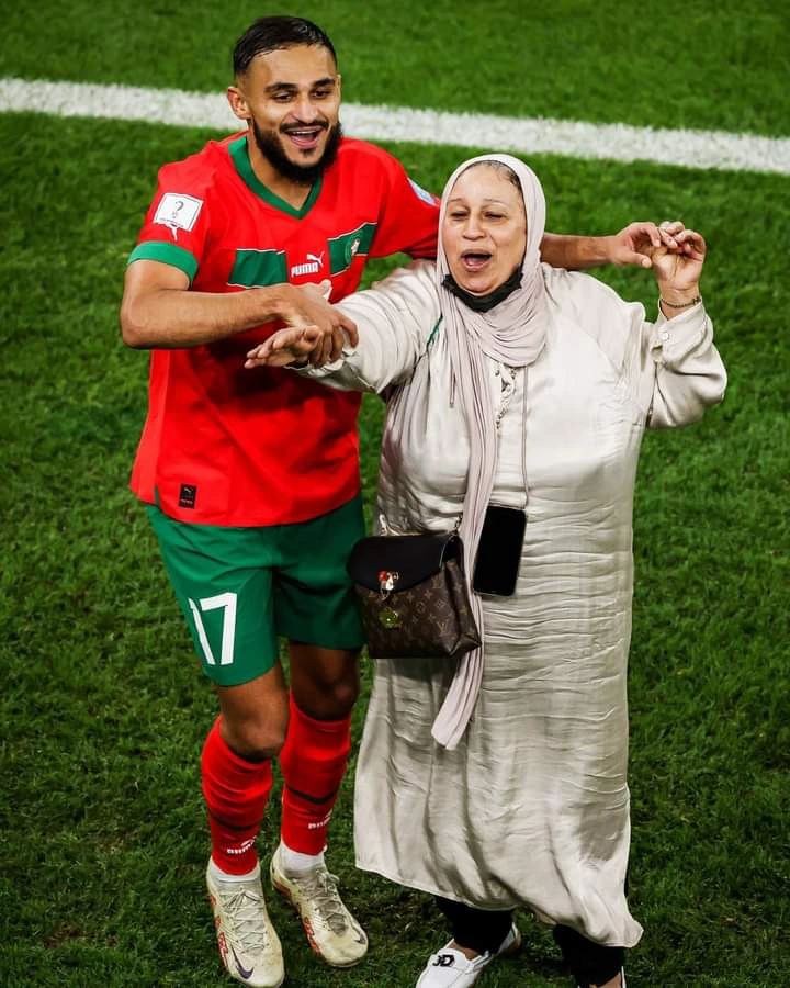 Moroccan footballers who brought their moms to Qatar for the 2022 World Cup (Photos)