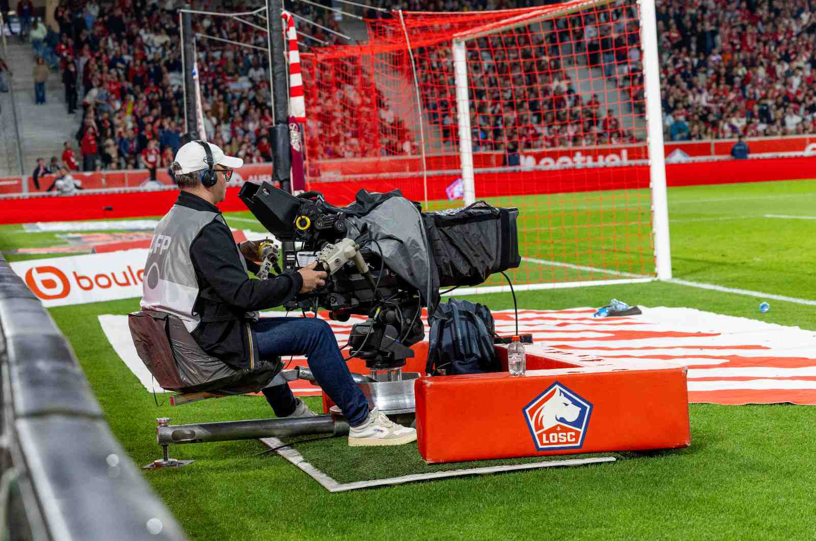 Une caméra sur la pelouse du Stade Pierre-Mauroy.