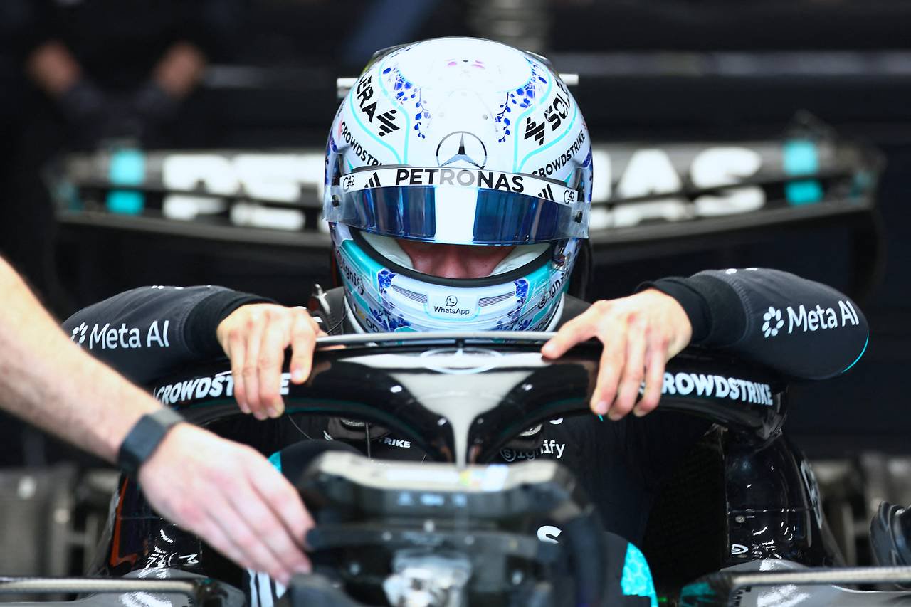 Kimi Antonelli mit Helm im Auto