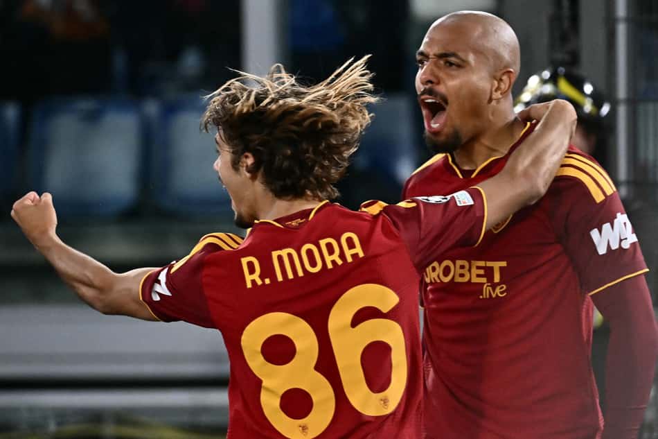 Malen comemora gol marcado pela Roma contra o Real Madrid, pela Champions League