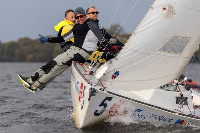 Wolf Jeschonnek mit seiner Crew auf der J/22 bei der 45. Meisterschaft der Meister 2026 auf der Hamburger Außenalster.
