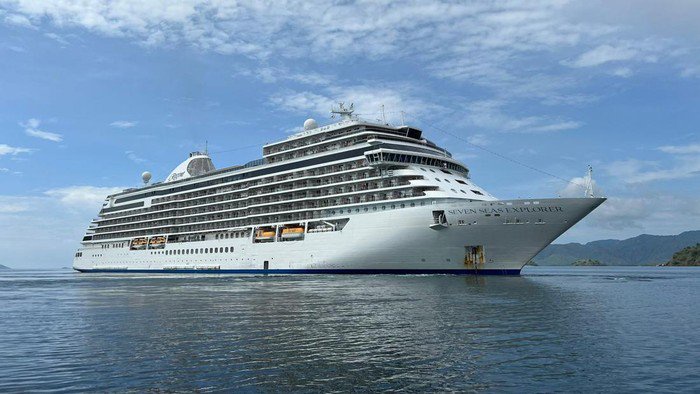 Kapal pesiar yang berlabuh di perairan Taman Nasional Komodo, Labuan Bajo, Manggarai Barat, NTT. (Foto: Dok. Imigrasi Labuan Bajo)