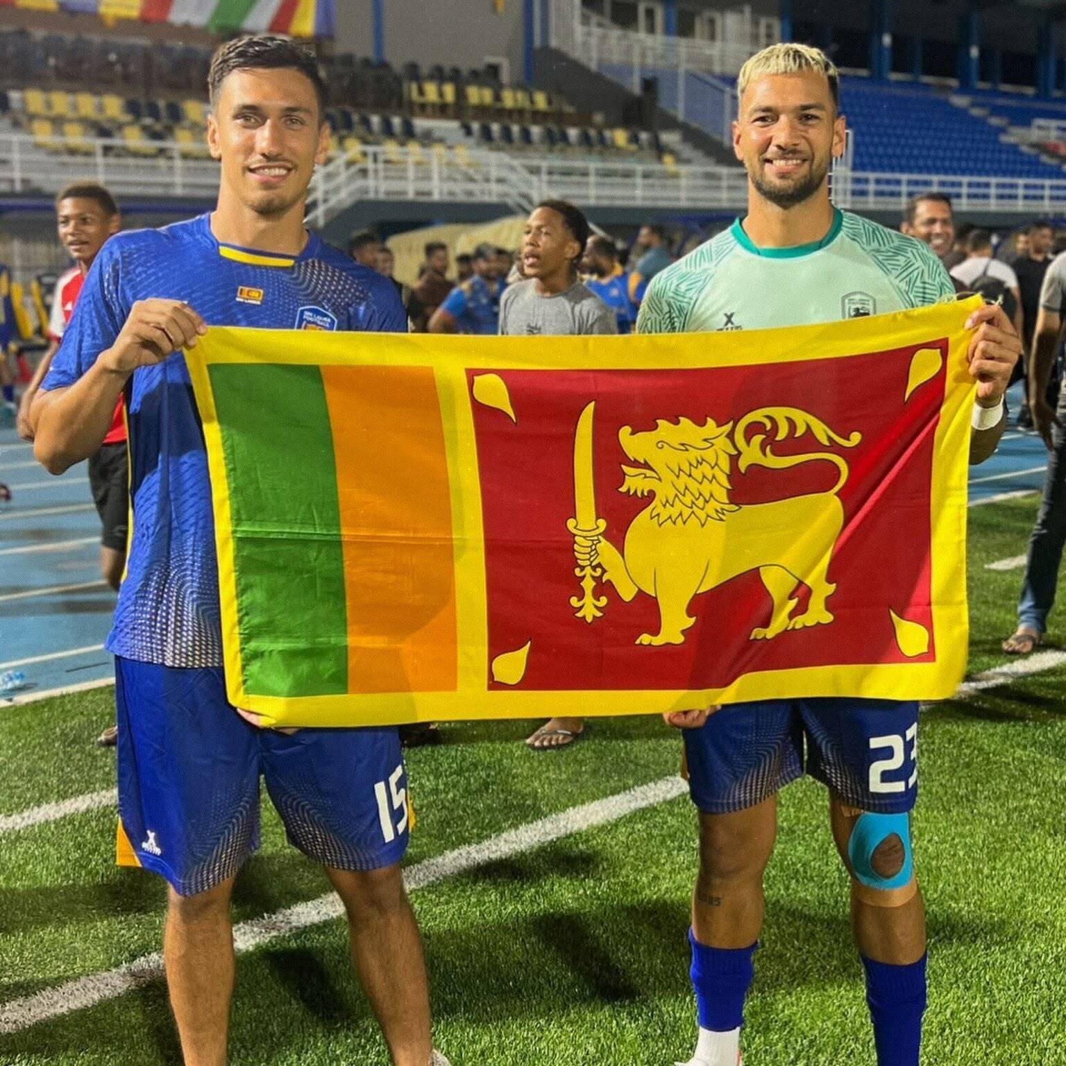 Der Trierer Jason Thayaparan (rechts, hier mit Nationalmannschaftskollege Claudio Kammerknecht und der sri-lankischen Fahne) hofft auf die Teilnahme an der Fußball-Südasienmeisterschaft im November.