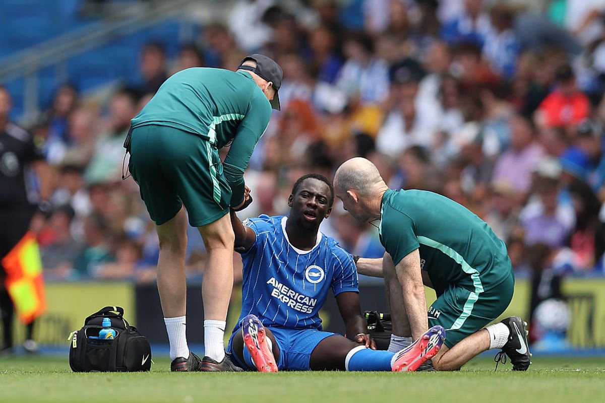 BRIGHTON, ENGLAND - AUGUST 08: Yankuba Minteh of Brighton & Hove Albion receives treatmen during the pre-season friendly match between Brighton & Hove Albion and AS Roma at American Express Stadium on August 08, 2026 in Brighton, England. (Photo by Steve Bardens/Getty Images)