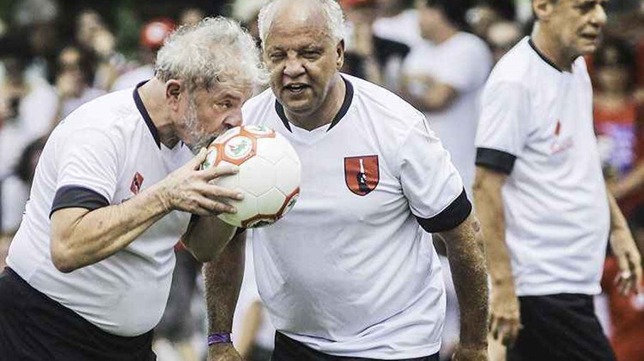 Reinaldo, maior ídolo da história do Galo, com Lula (Chico Buarque ao fundo) em partida no campo do MST: Reinaldo sempre se posicionou contra a assassina Ditadura Militar e, coerente, manteve seu apoio ao presidente Lula