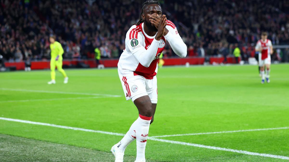 Ajax beats Atalanta 2-0 with late goals in Amsterdam