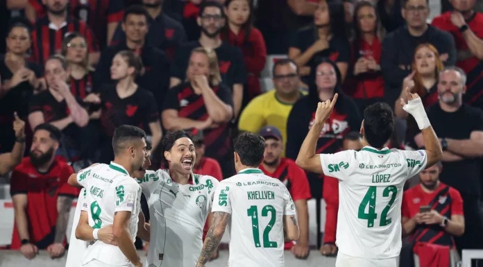 O jogador Mauricio, da SE Palmeiras, comemora seu gol contra a equipe do C Athletico Paranaense, durante partida válida pela trigésima primeira rodada, do Campeonato Brasileiro, Série A, na Arena da Baixada. (Foto: Cesar Greco/Palmeiras/by Canon)