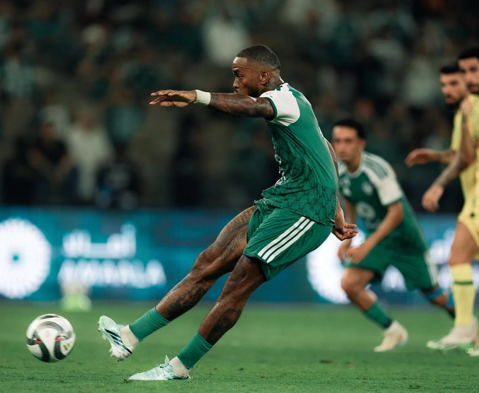 Ivan Toney continued his scoring hot streak with two goals in Al-Ahli's 4-1 win over Al-Khaleej. (X/@ALAHLI_FCEN)