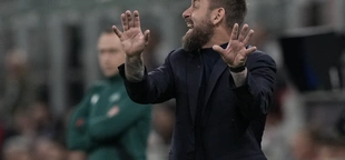 Daniele De Rossi’s contract at Roma is extended just 3 months after replacing Jose Mourinho