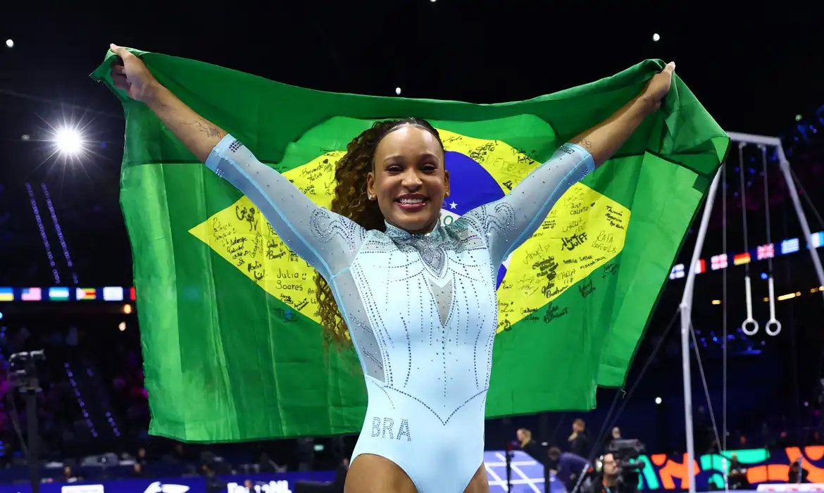 Rebeca Andrade faz história na Holanda e conquista o tricampeonato mundial no salto