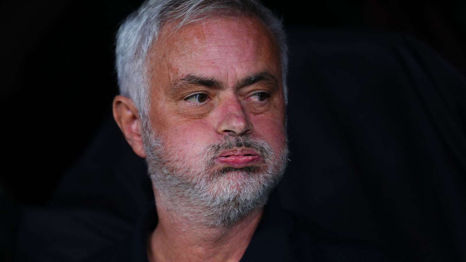 18.10.2026, Spanien, Madrid: Fußball, Männer: Primera División, Spanien, Real Madrid - FC Sevilla, 9. Spieltag. Real Madrids Cheftrainer José Mourinho sitzt vor Spielbeginn auf der Bank. Foto: Manu Fernandez/AP/dpa +++ dpa-Bildfunk +++