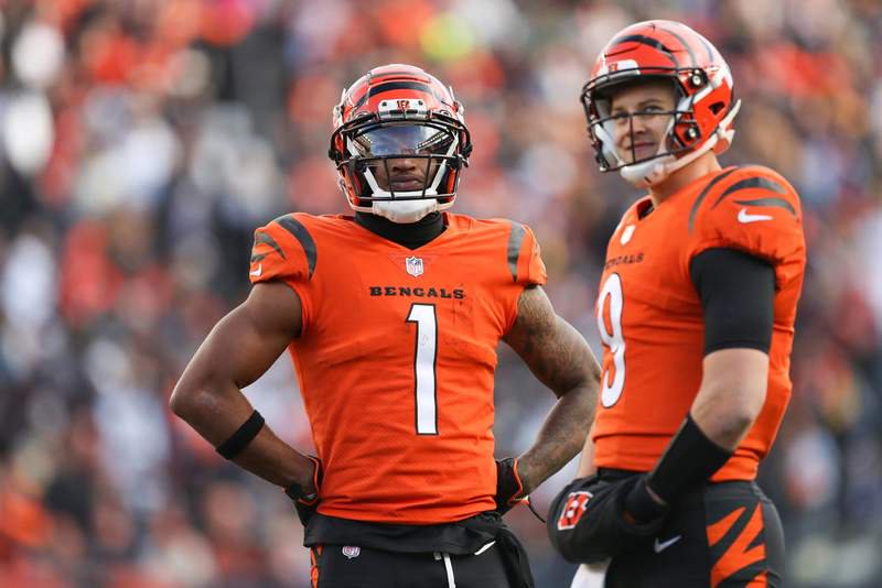 CINCINNATI, OH – NOVEMBER 28: Cincinnati Bengals wide receiver Ja Marr Chase 1 and quarterback Joe Burrow 9 look at the scoreboard during a stop in play during the game against the Pittsburgh Steelers and the Cincinnati Bengals on November 28, 2021, at Paul Brown Stadium in Cincinnati, OH. Photo by Ian Johnson/Icon Sportswire NFL, American Football Herren, USA NOV 28 Steelers at Bengals Icon211128018