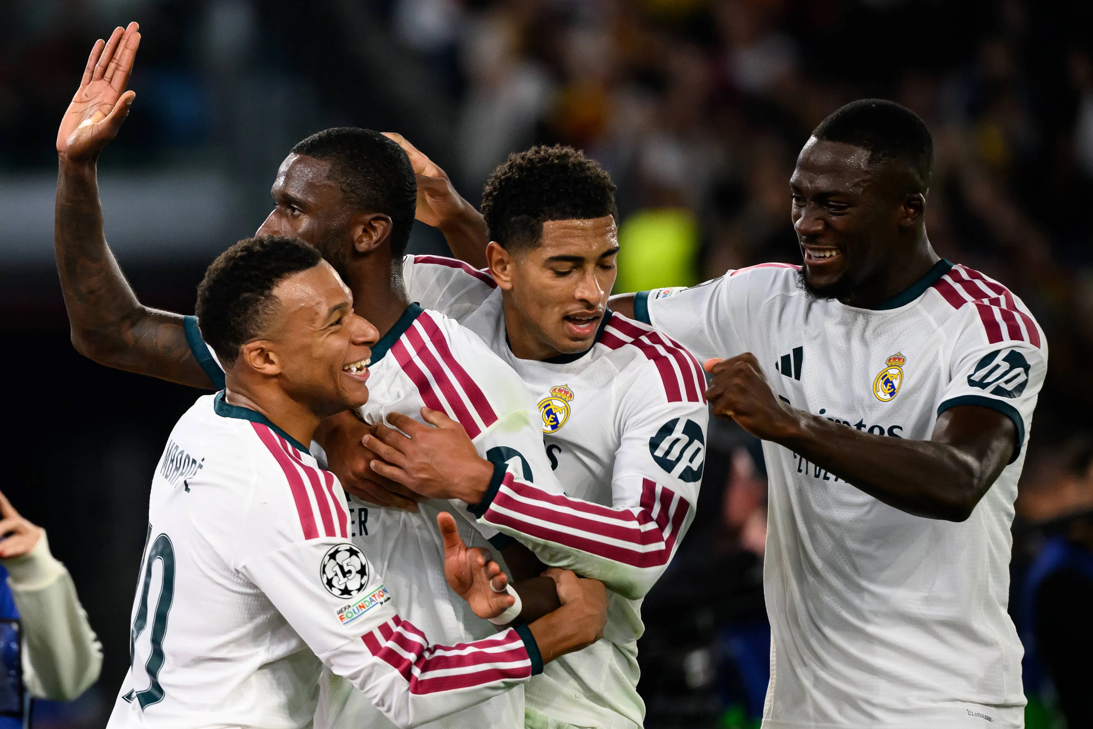 Jogadores do Real Madrid celebram gol durante vitória sobre  a Roma