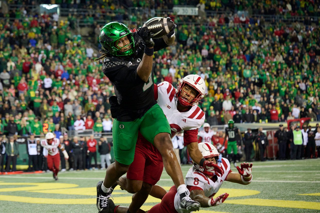 Oct 17, 2026; Eugene, Oregon, USA; Oregon Ducks tight end Jamari Johnson (9) catches a touchdown pass during the second half against Nebraska Cornhuskers defensive back Caleb Benning (28) and defensive back Donovan Jones (8) at Autzen Stadium. Mandatory Credit: Troy Wayrynen-Imagn Images