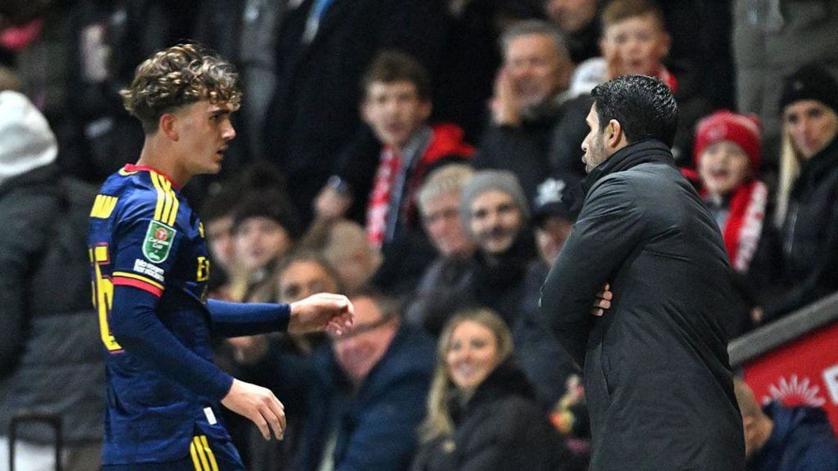 Max Dowman spoken to by Mikel Arteta 