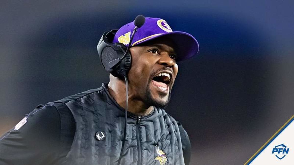 ‘Organized Chaos’ — Vikings LB Heaps Massive Praise on DC Brian Flores for ‘Brilliant, Innovative’ Coaching