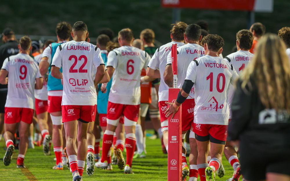 Lors de l’avant-match, les joueurs de l’US Dax ont porté des maillots aux couleurs d’Octobre rose avec les prénoms de femmes partenaires.