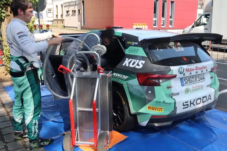 Marijan Griebel vom MSC "Potzberg" Altenglan hält beim Betanken seines Skoda Fabia RS Rally 2 während der Saarland-Pfalz-Rallye 