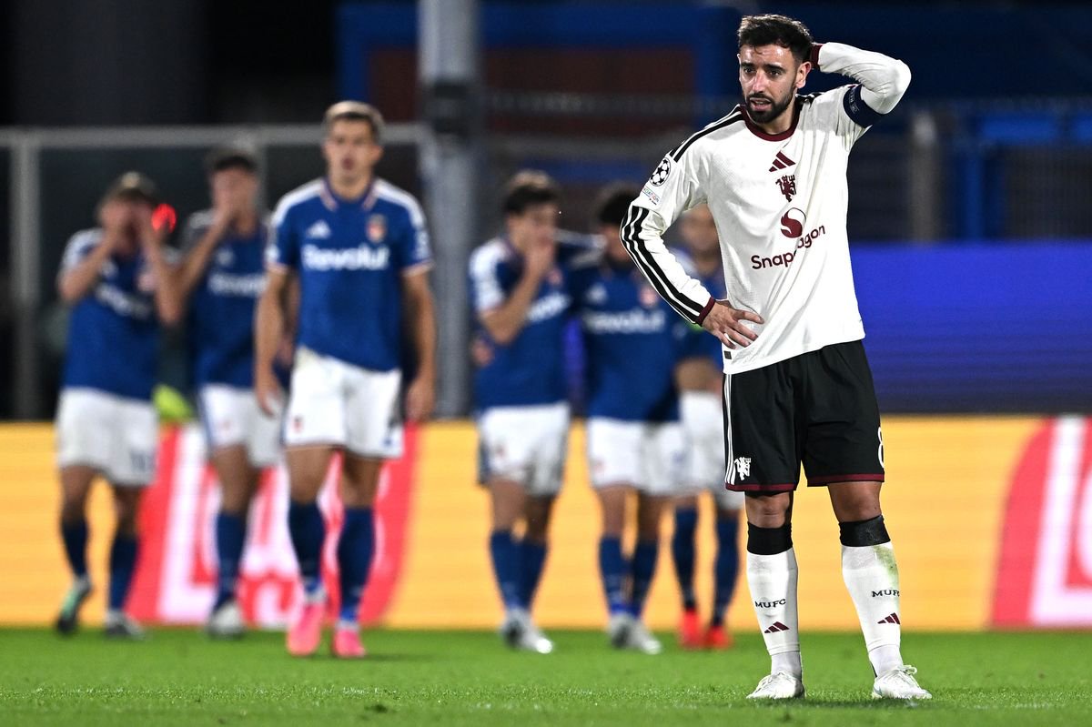 COMO, ITALY - OCTOBER 21: Bruno Fernandes of Manchester United reacts with disappointment during the UEFA Champions League 2026/27 League Phase MD3 match between Como 1907 and Manchester United at Giuseppe Sinigaglia Stadium on October 21, 2026 in Como, Italy. (Photo by Image Photo Agency/Getty Images)