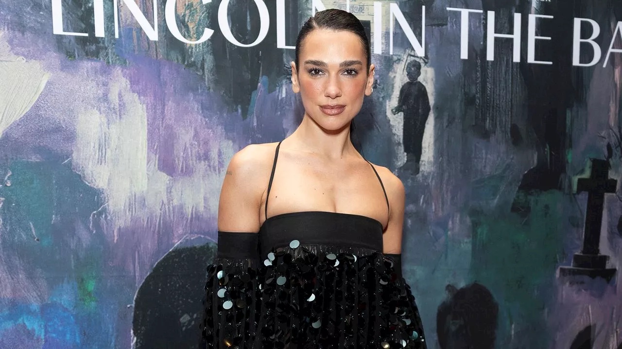 In der Oper trägt Dua Lipa bereits eines der beliebtesten Kleider der Weihnachtszeit