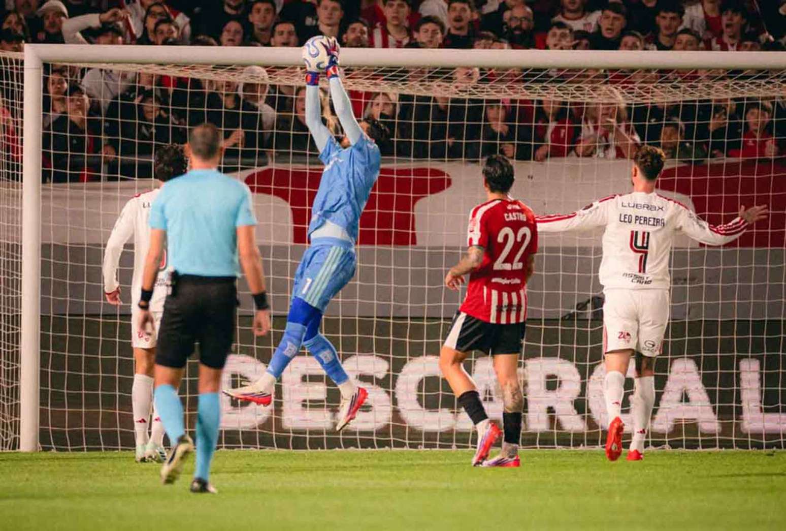 Rossi foi o principal jogador do Flamengo no duelo de ida, em La Plata –