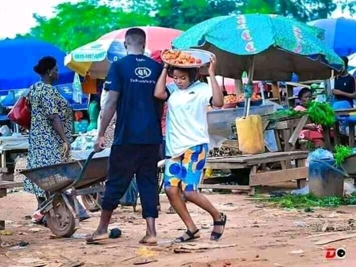 Pre-wedding Photos Of Tomatoes Seller And Wheelbarrow Man breaks The Internet