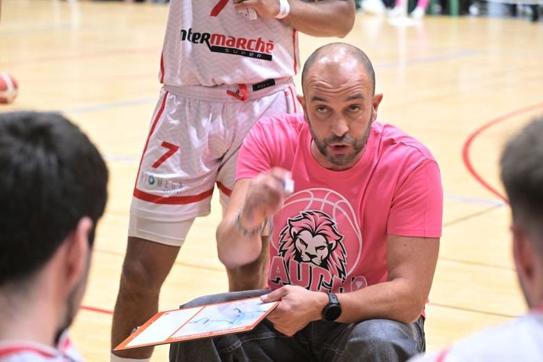 Le coach auscitain Jérôme Séailles, vêtu de rose pour la journée Octobre rose à la salle Mathalin.