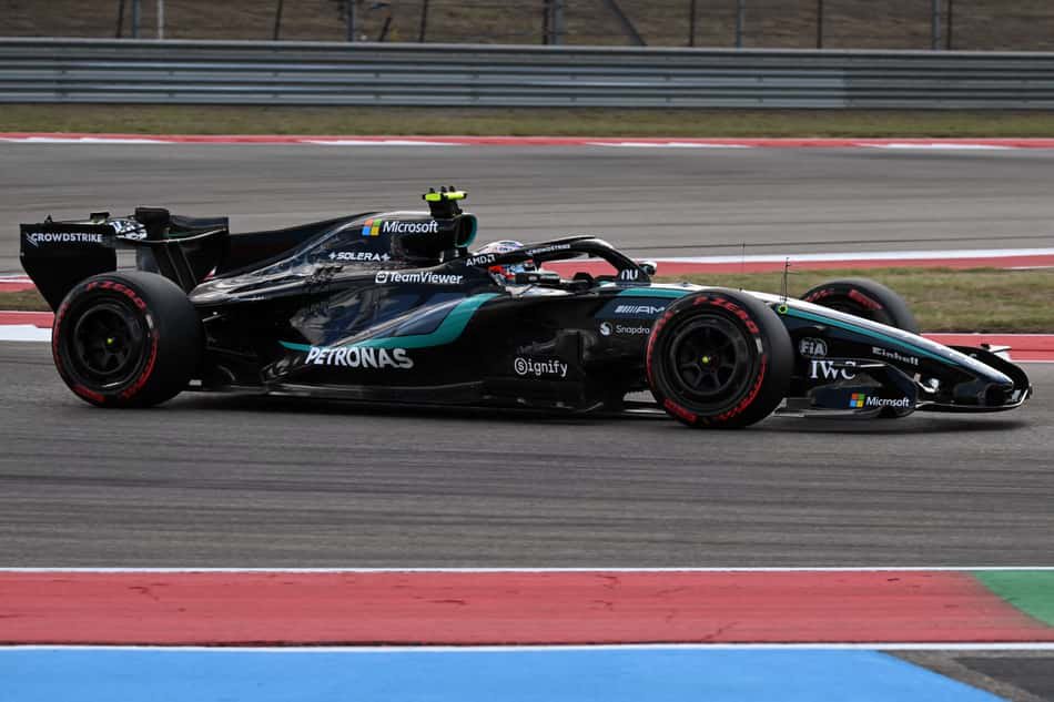 Carro de Fórmula 1 da Mercedes com livery preto e turquesa, patrocinado por Petronas e Microsoft, no GP dos EUA.