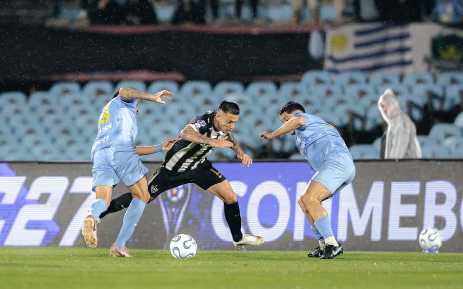 Jogador do Atlético tenta passar por dois defensores do Montevideo City Torque