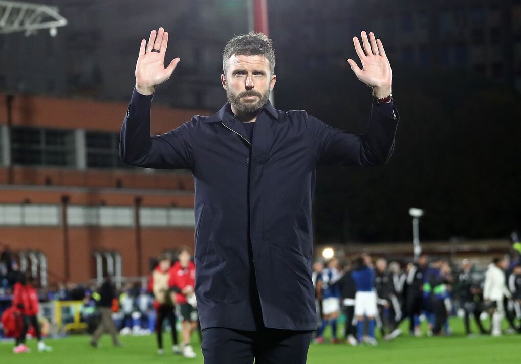 Michael Carrick apologising to fans