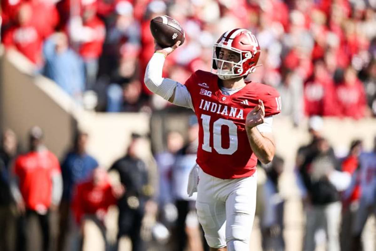 BLOOMINGTON, IN – OCTOBER 17: Indiana Hoosiers QB Josh Hoover 10 throws a pass during a college football game between the Ohio State Buckeyes and Indiana Hoosiers on October 17, 2026 at Memorial Stadium in Bloomington, IN. Photo by James Black/Icon Sportswire COLLEGE FOOTBALL: OCT 17 Ohio State at Indiana EDITORIAL USE ONLY Icon261017026 ©IMAGO/Icon Sportswire