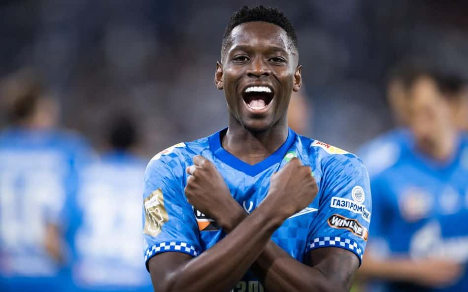 Luiz Henrique, jogador do Zenit, celebra com os braços cruzados.