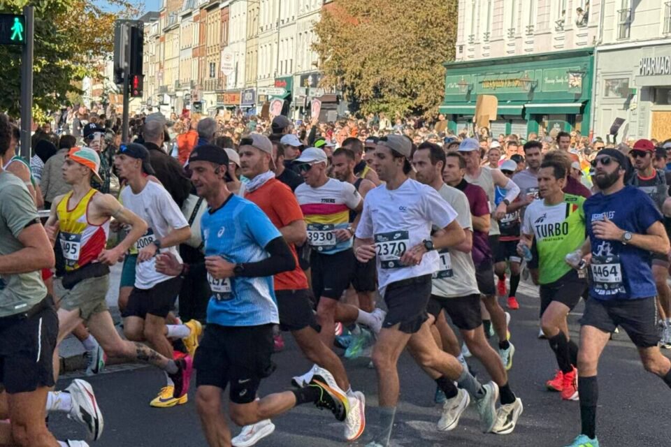 Les coureurs du marathon de Lille (Nord) sont en route pour 42 km d'efforts.