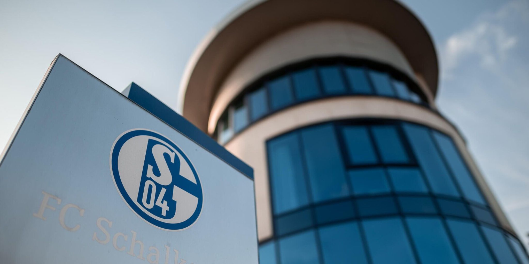 Die Ermittlungen gegen den Ex-Jugendcoach des FC Schalke 04 laufen weiterhin. Ein Abschluss ist aktuell nicht absehbar.