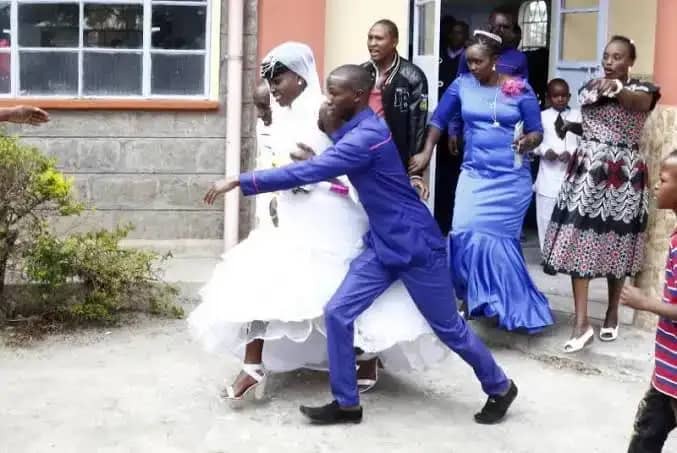 Woman who divorced a year ago storms church, blocks her former husband’s wedding with a new lady. 55