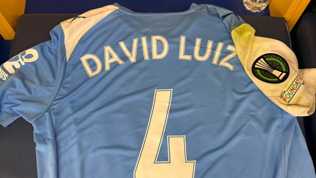 Cria de Niterói, Caio Martins marca em estreia europeia e troca camisa com David Luiz