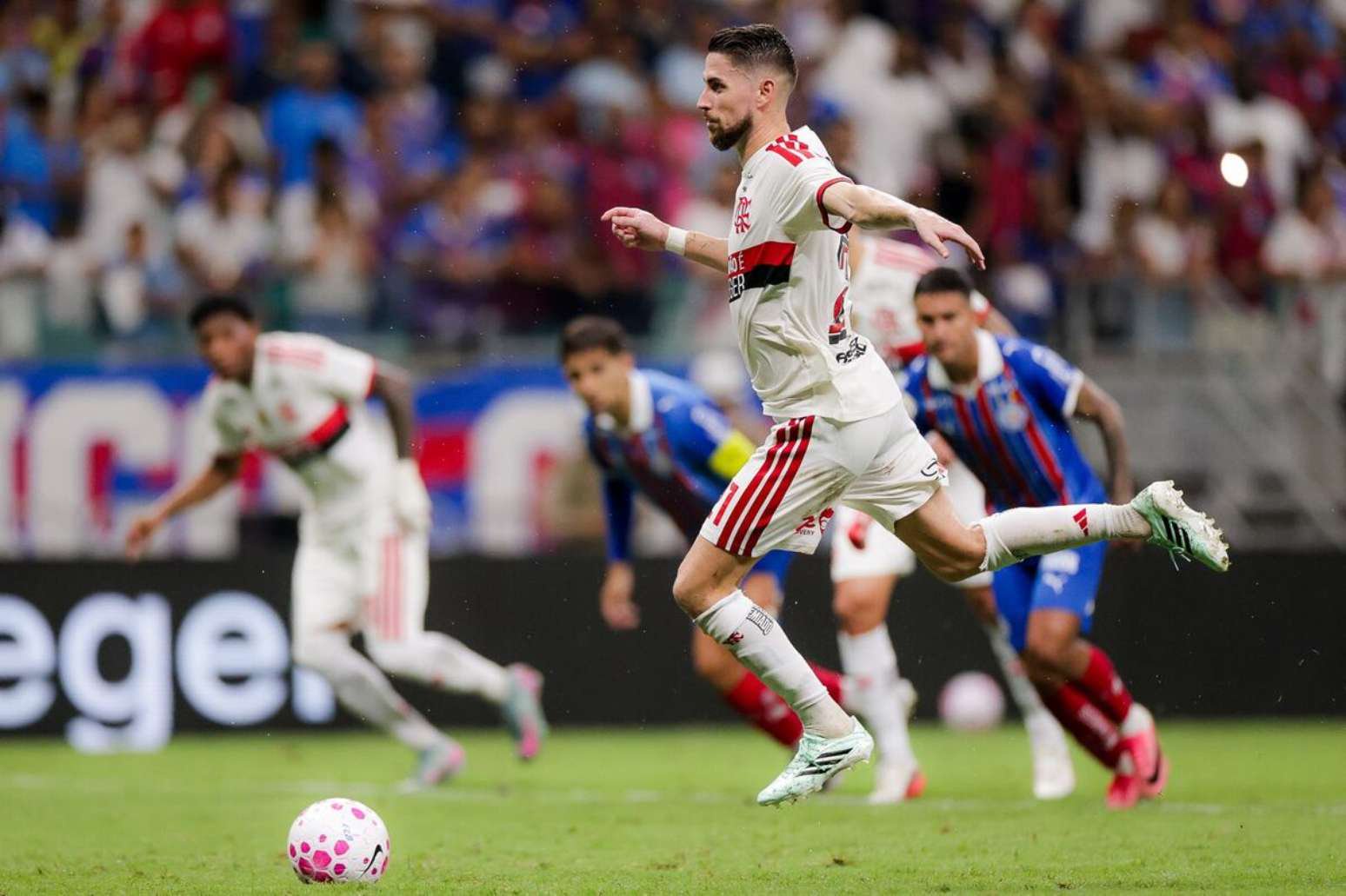 Jorginho cobra pênalti ao seu estilo, com pulinho. Assim, abre o placar para o Flamengo