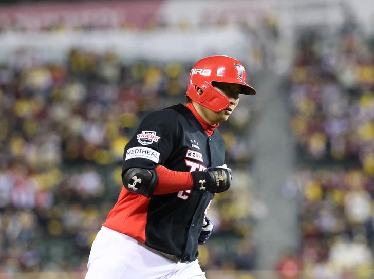 Na Sung-bum of the Kia Tigers rounds the bases after hitting a solo home run against the LG Twins during Game 3 of the first round in the Korea Baseball Organization postseason at Jamsil Baseball Stadium in Seoul, Tuesday. Yonhap