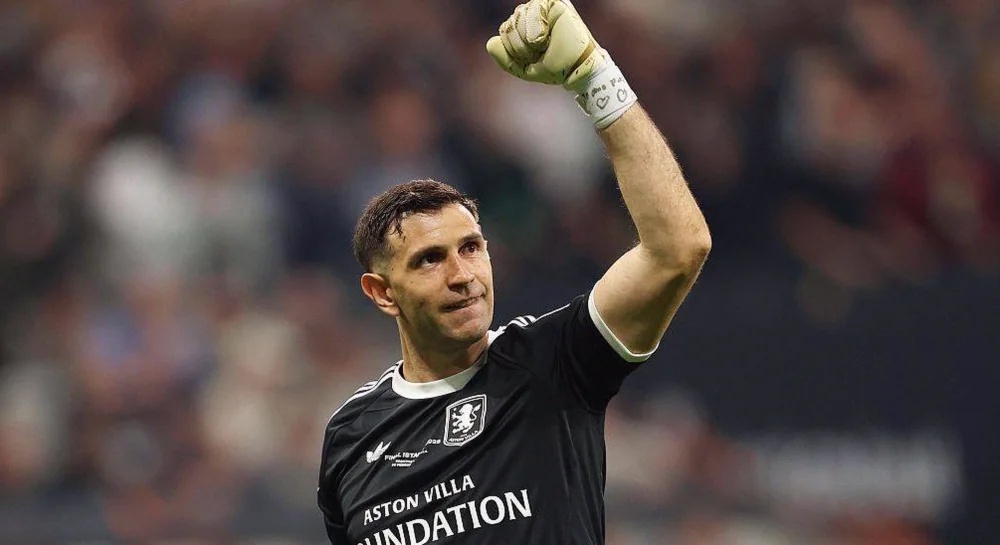 Emi Martinez Faces Weeks Out Following Chelsea Jaw Operation