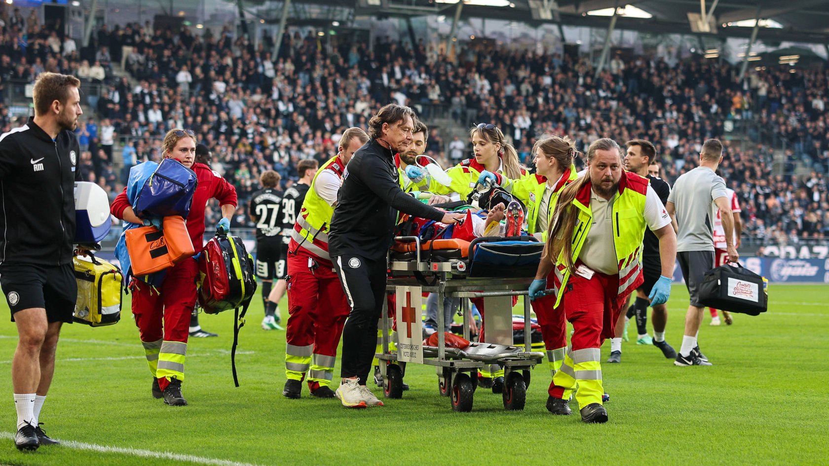 Torwart Daniil Kudyakov wird nach einer schweren Verletzung vom Platz gebracht