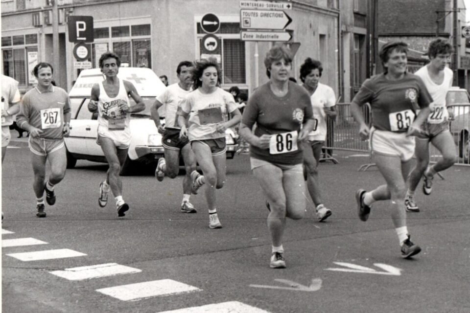 Dès les années 80 (ici une photo de l'édition 1987), les Foulées monterelaises attiraient plusieurs centaines de coureurs