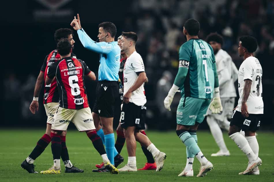 Dublador revela discussão de jogadores e arbitragem em Corinthians x Vitória (Foto: Marco Galvão /Fotoarena/Folhapress)