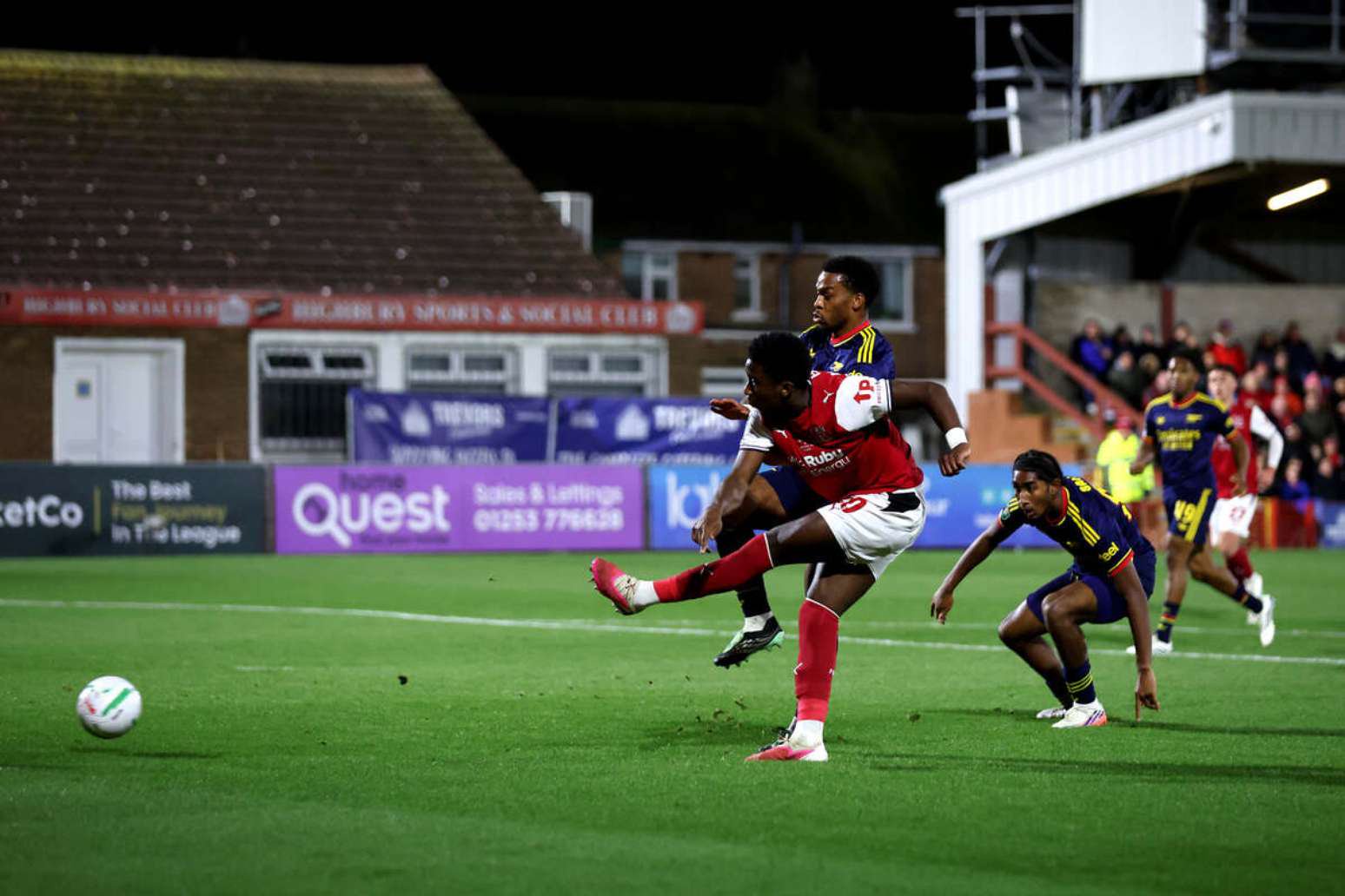 Arsenal joga no modesto estádio de Highbury e perde nos pênaltis para o Fleetwood Town –