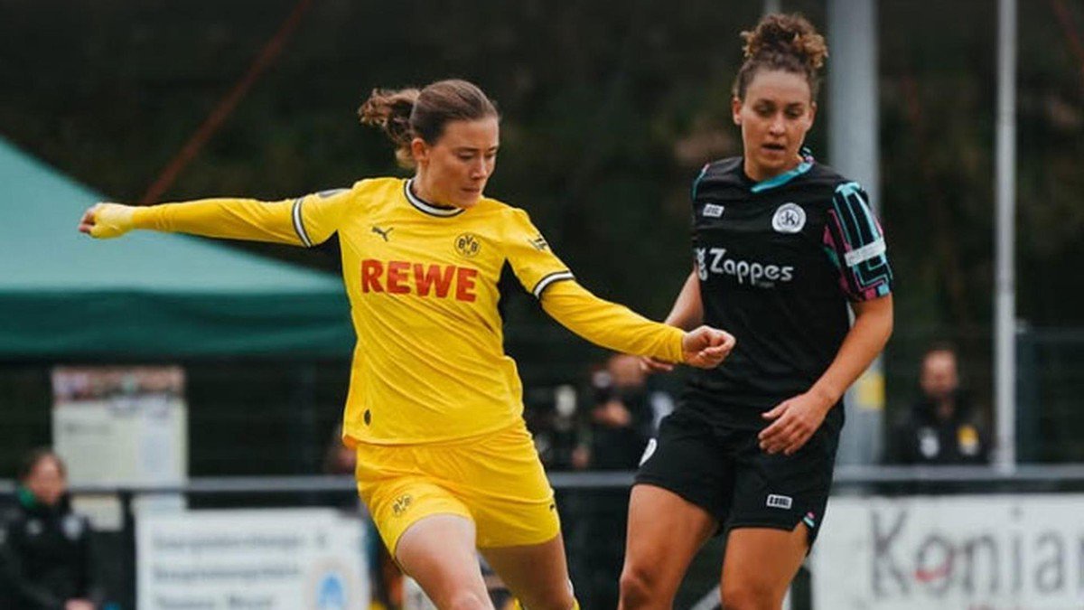Lena Ostermeier vom BVB ist vor einer Spielerin des Vorwärts Spoho Köln am Ball.